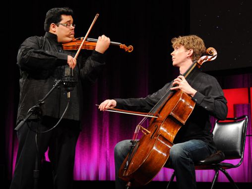 Click to play La "Passacaglia" du duo formé par Robert Gupta et Joshua Roman