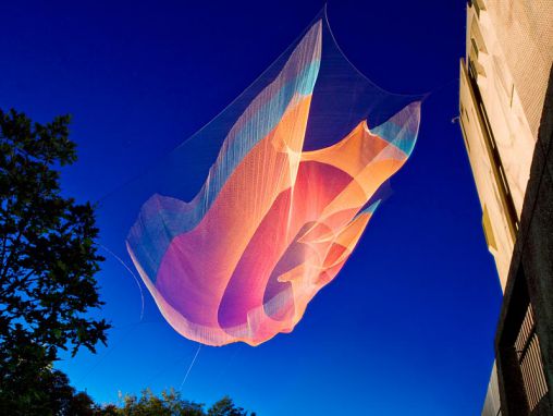 Click to play Janet Echelman: Prendre l'imagination au sérieux