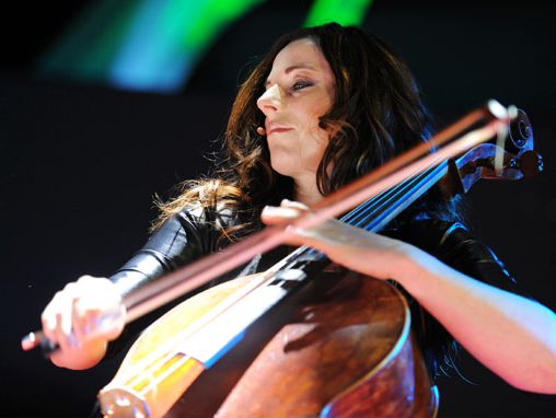 Click to play Les différentes facettes de Maya Beiser et de son violoncelle