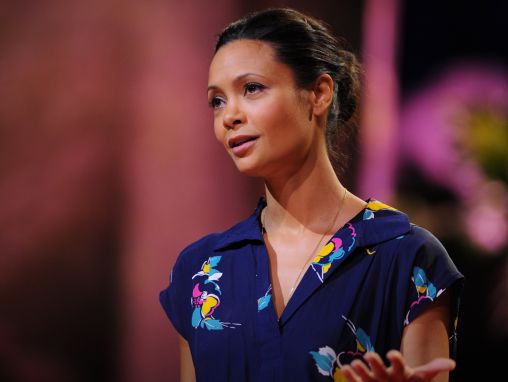 Click to play Thandie Newton: Abrazar la alteridad, abrazarse a uno mismo.