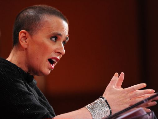 Click to play Eve Ensler: De pronto, mi cuerpo