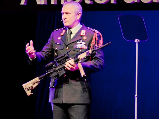 Click to play Peter van Uhm: por qué elegí un arma de fuego