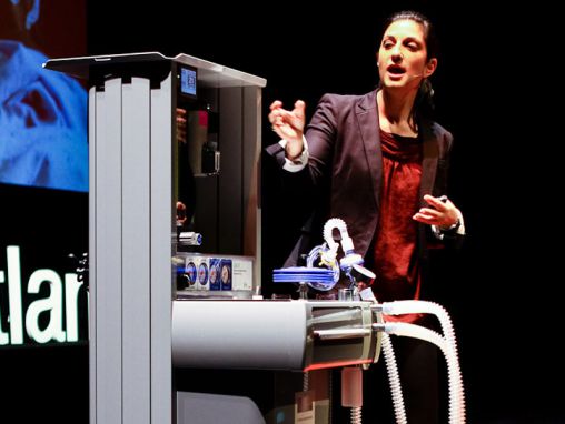 Click to play Erica Frenkel: La máquina universal de anestesia