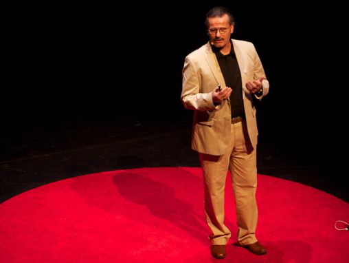 Click to play Lucien Engelen: Crowdsourcing para la salud.