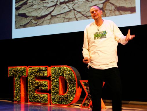 Click to play Stephen Ritz : Un prof qui fait pousser de la verdure dans le sud du Bronx