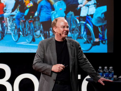 Click to play Kent Larson : Des projets brillants pour accueillir plus de gens dans les villes