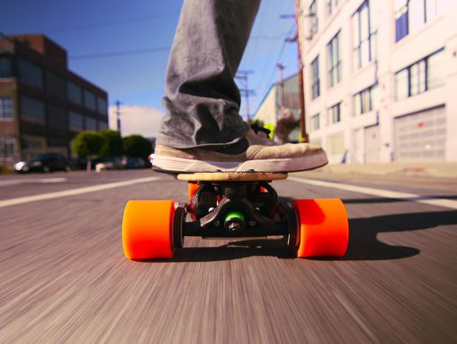Click to play Sanjay Dastoor : Un skateboard, avec un petit coup d'accélérateur.