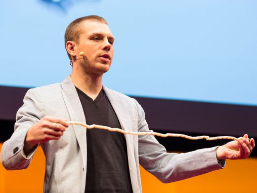 Click to play Skylar Tibbits: l'émergence de « l'impression en 4D »
