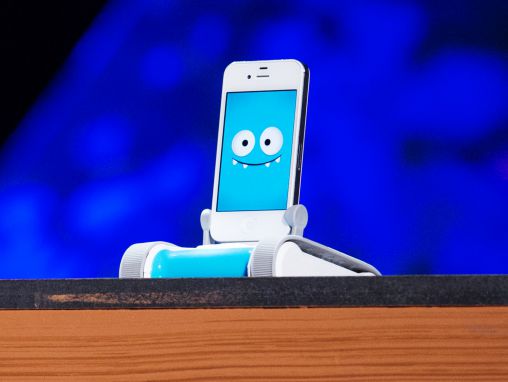 Click to play Keller Rinaudo : Un mini robot -- alimenté par votre téléphone