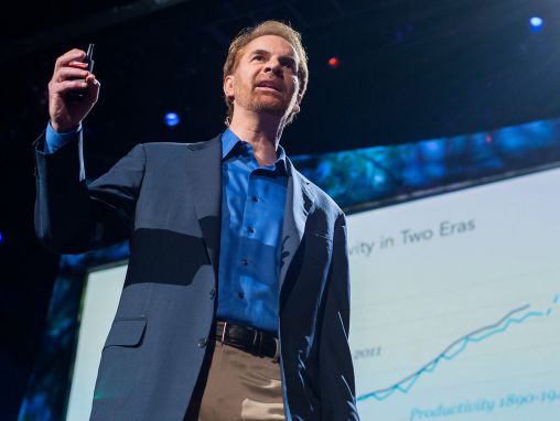 Click to play Erik Brynjolfsson : La solution pour la croissance ? Faire la course avec les machines.