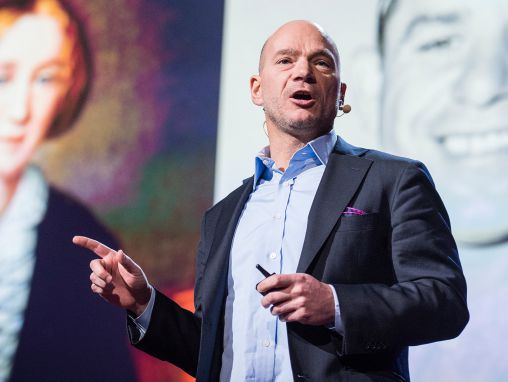 Click to play Andrew McAfee: ¿Cómo serán nuestros trabajos del futuro?