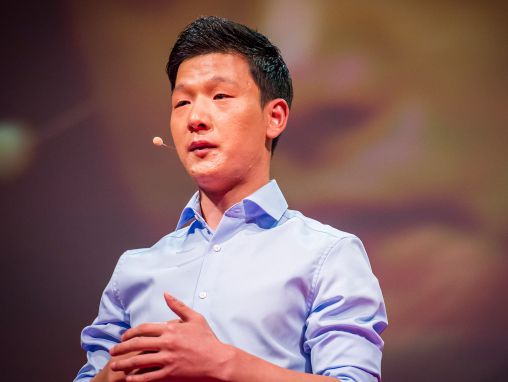 Click to play Joseph Kim: La familia que perdí en Corea del Norte. Y la familia que gané.