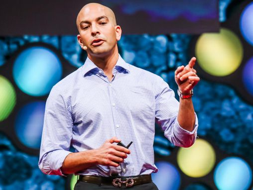 Click to play Peter Attia: Peter Attia: ¿Está la crisis de la obesidad ocultando un problema mayor?