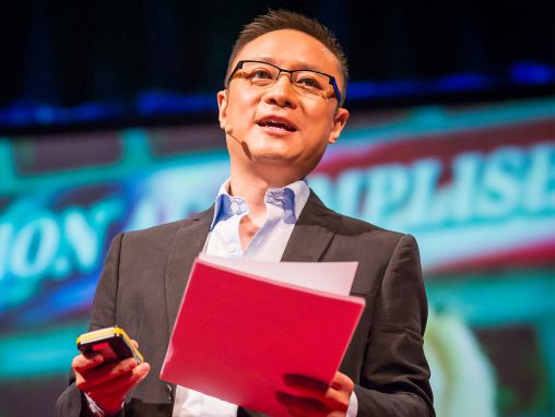 Click to play Eric X. Li: Una historia de dos sistemas políticos