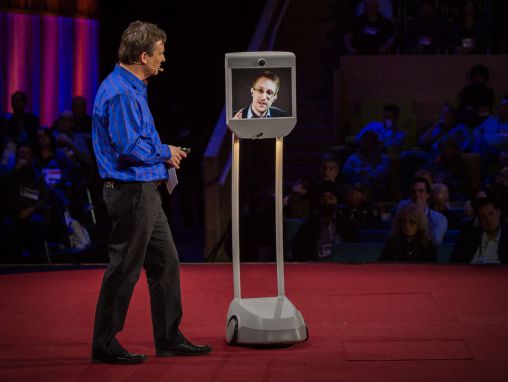 Click to play Edward Snowden: Así recuperamos Internet.