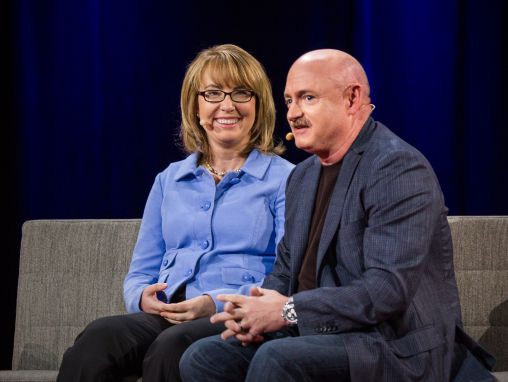 Click to play Gabby Giffords y Mark Kelly: Sé apasionado. Sé valiente. Sé lo mejor de tí.