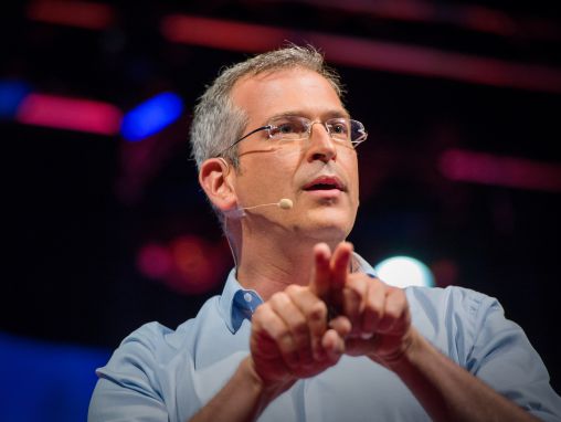 Click to play Uri Alon: Por qué la verdadera innovación científica debe adentrarse en lo desconocido