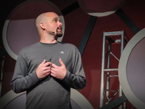 Click to play Chris Domas: Los 1s y 0s detrás de la ciberguerra