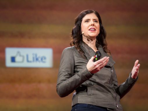 Click to play Margaret Gould Stewart: Cómo los gigantes sitios web diseñan para ti (y mil millones más, también)