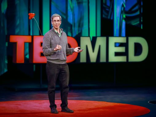 Click to play Marc Abrahams : Une récompense scientifique qui vous fait rire, puis réfléchir.