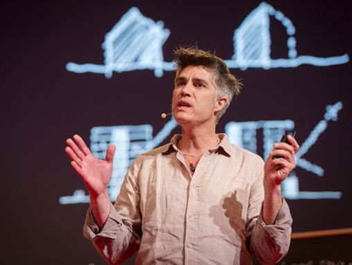 Click to play Alejandro Aravena: Ma philosophie architecturale ? Engager la communauté dans le processus