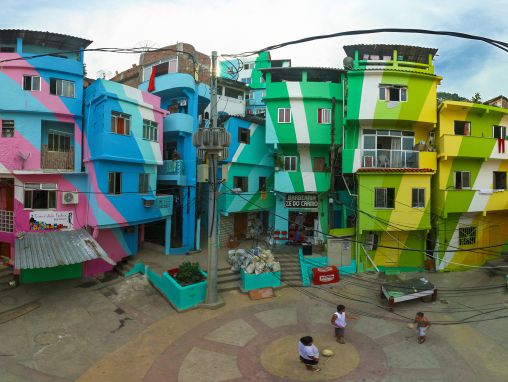 Click to play Haas&Hahn: Comment la peinture peut transformer des communautés entières