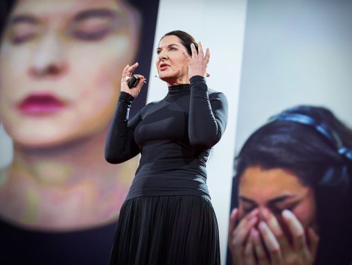 Click to play Marina Abramović: Un art fait de confiance, de vulnérabilité et de connexions