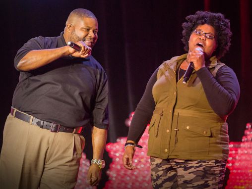 Click to play Nicole Paris et Ed Cage: Une leçon de beatbox d'un père et sa fille