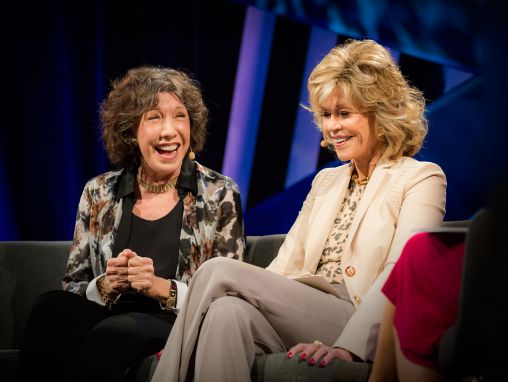 Click to play Jane Fonda et Lily Tomlin: Une célébration hilarante d'une amitié à vie entre femmes
