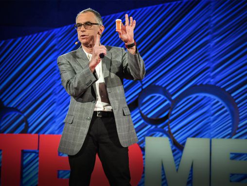 Click to play Russ Altman: ¿Qué sucede realmente al mezclar medicamentos?
