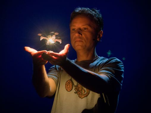 Click to play Raffaello D'Andrea: Conozca los drones danzantes del futuro