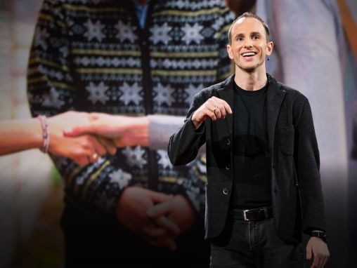 Click to play Joe Gebbia: Cómo Airbnb diseña para la confianza