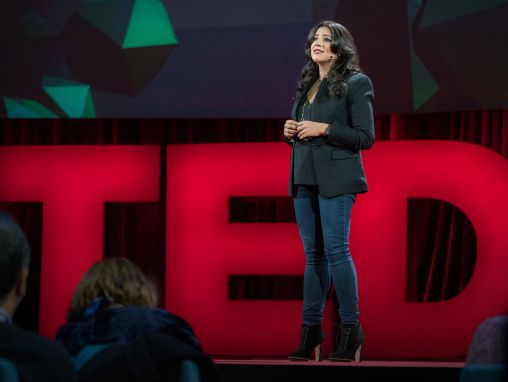 Click to play Reshma Saujani: Enseñemos a las niñas valentía, no perfección