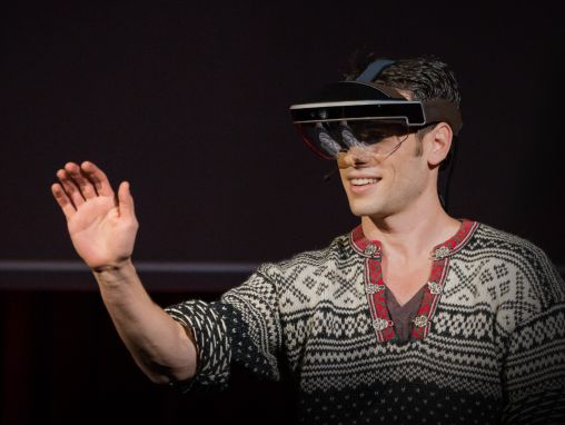 Click to play Meron Gribetz: Mirar hacia el futuro a través de un visor de realidad virtual