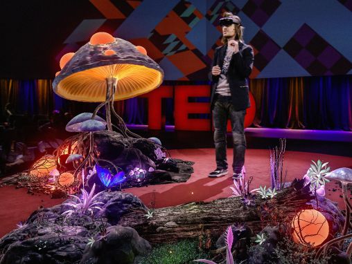 Click to play Alex Kipman: Una visión futurista de la edad de los hologramas