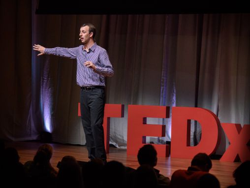 Click to play Adam de la Zerda: Cómo empezar a ganar la guerra contra el cáncer