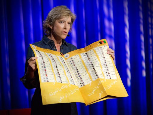 Click to play Philippa Neave: Los desafíos inesperados de la primer elección en un país | Philippa Neave