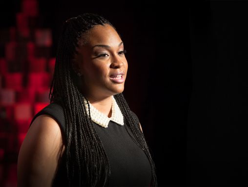 Click to play Kandice Sumner: La escuela pública mantiene a los chicos en la pobreza