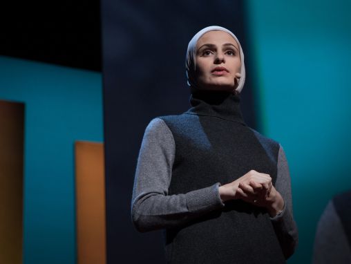 Click to play Suzanne Barakat: La islamofobia mató a mi hermano. Acabemos con el odio