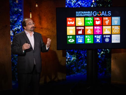 Click to play माइकल ग्रीन: कौन से वैश्विक लक्ष्यों पर हमने प्रगति की है -- और कौन से लक्ष्यों पर नहीं