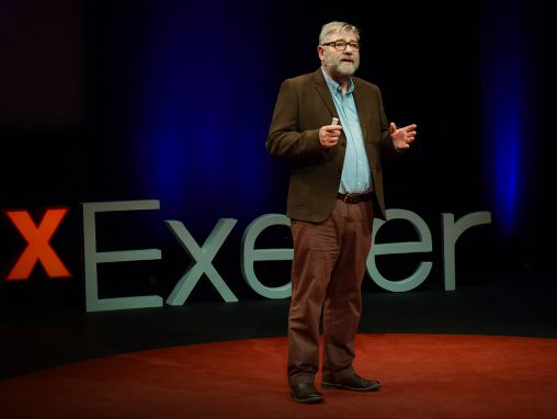 Click to play Alan Crickmore: Cómo la narración de cuentos ayuda a los padres en prisión a permanecer conectados con sus hijos