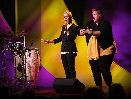 Click to play Madame Gandhi y Amber Galloway-Gallego: "Top Knot Turn Up" / "Bad Habits"