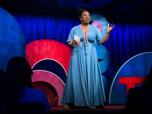 Click to play Tarana Burke: Me Too es un movimiento, no un momento