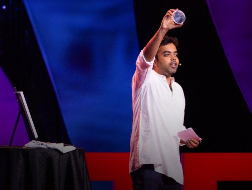 Click to play Anirudh Sharma: Tinta hecha a partir de la contaminación del aire