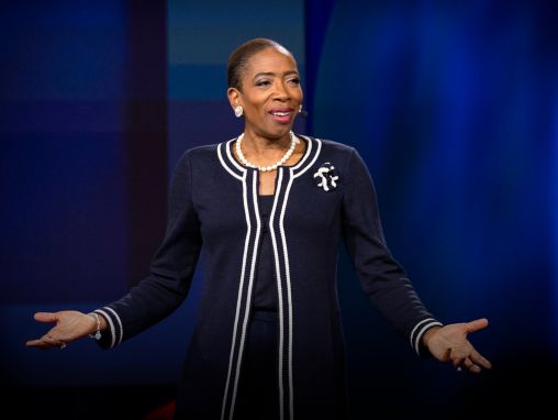 Click to play Carla Harris: Cómo encontrar a la persona que les ayudará a avanzar en el trabajo