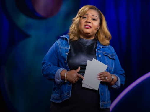 Click to play Danielle R. Moss: Comment aider les personnes moyennes à exprimer leur potentiel