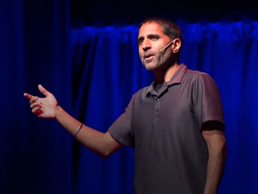 Click to play PJ Parmar: Comment aider les plus défavorisés en tant que médecin (tout en gagnant sa vie)