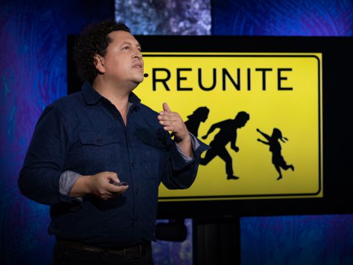 Click to play Ronald Ralel: La réinterprétation subversive du mur avec le Mexique par un architecte