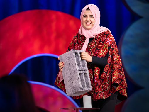 Click to play Majd Mashharawi: Comment je fabrique des briques à partir de cendres et de gravats à Gaza