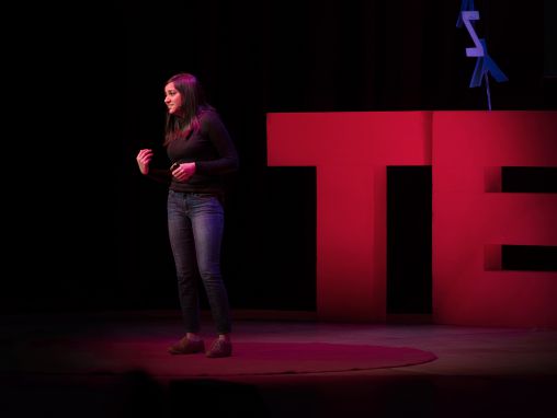 Click to play Kriti Sharma: Cómo matener la inteligencia artifical al margen de prejuicios humanos